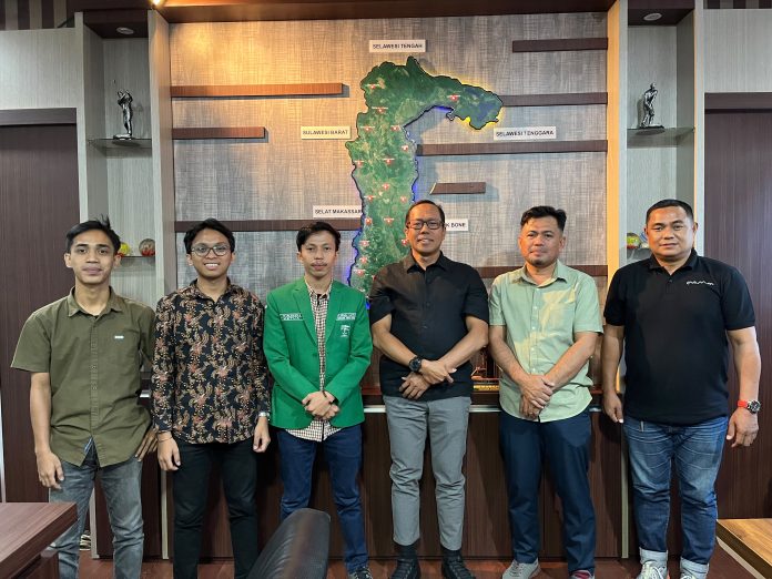 FOTO: Ketua Umum PP IPMIL Luwu, Yandi dan sejumlah pengurus saat menemui Dir Intel Polda Sulsel. (ist) FOTO: Ketua Umum PP IPMIL Luwu, Yandi dan sejumlah pengurus saat menemui Dir Intel Polda Sulsel. (ist)