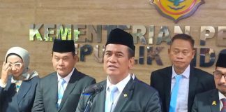 Bersih bersih Dilingkungan Kementan, Sebanyak 14 Pejabat Dicopot Amran Sulaiman: Jangan Korupsi FOTO: Menteri Pertanian sekaligus Kepala Badan Pangan Nasional (Bapanas) Amran Sulaiman saat memberikan keterangan pers di kantor Kementerian Pertanian. Selasa (18/8) 2026). (Dok Kementan).