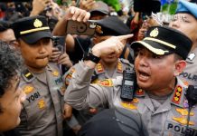 Kenapa BEM UI Tak Boleh Demo di Bundaran HI? FOTO: Aparat kepolisian saat menghadapi pengunjuk rasa dari BEM UI. (Dok via Facebook)