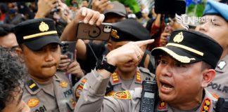 Kenapa BEM UI Tak Boleh Demo di Bundaran HI? FOTO: Aparat kepolisian saat menghadapi pengunjuk rasa dari BEM UI. (Dok via Facebook)