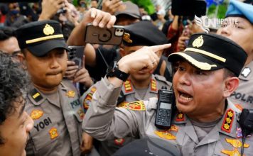 Kenapa BEM UI Tak Boleh Demo di Bundaran HI? FOTO: Aparat kepolisian saat menghadapi pengunjuk rasa dari BEM UI. (Dok via Facebook)