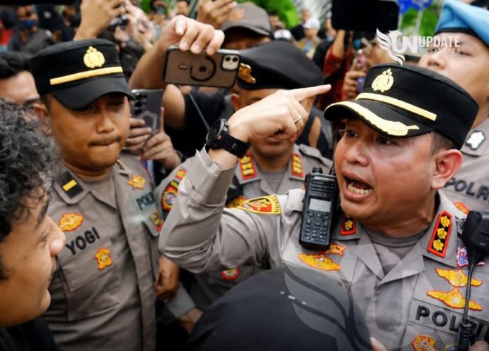 FOTO: Aparat kepolisian saat menghadapi pengunjuk rasa dari BEM UI. (Dok via Facebook)