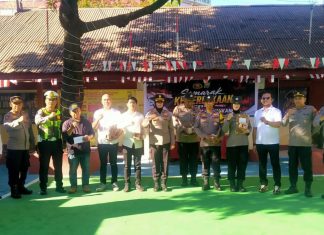 Kapolsek Beri Penghargaan ke 6 Anggota Polsek Panakkukang FOTO: Kapolsek Panakkukang Kompol Hj. Em Ratna, AR, S.H memberikan Reward penghargaan kepada Personel yang berprestasi, Rabu (19/08/2026). (Ist)