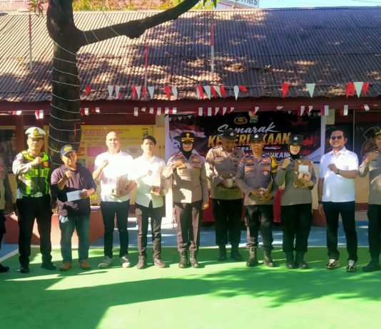 Kapolsek Beri Penghargaan ke 6 Anggota Polsek Panakkukang FOTO: Kapolsek Panakkukang Kompol Hj. Em Ratna, AR, S.H memberikan Reward penghargaan kepada Personel yang berprestasi, Rabu (19/08/2026). (Ist)