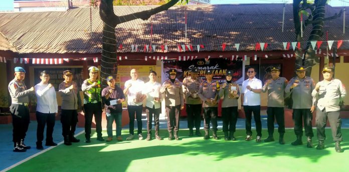 FOTO: Kapolsek Panakkukang Kompol Hj. Em Ratna, AR, S.H memberikan Reward penghargaan kepada Personel yang berprestasi, Rabu (19/08/2026). (Ist)
