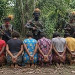 OPM Culik 9 Perempuan OAP, 1 Tewas Dibuang ke Jurang FOTO: Ilustrasi penyanderaan terhadap warga sipil oleh kelompok bersenjata. (Dok via seputarpapua.com)