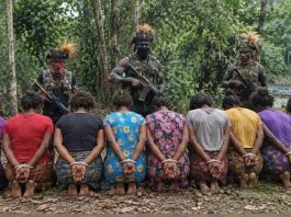 OPM Culik 9 Perempuan OAP, 1 Tewas Dibuang ke Jurang FOTO: Ilustrasi penyanderaan terhadap warga sipil oleh kelompok bersenjata. (Dok via seputarpapua.com)