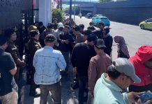 Demo di Kejati Sulsel, KPJ Desak Dugaan Gratifikasi Kasus Sabbang-Tallang Diusut, Seret Wabup Gowa FOTO: Sejumlah mahasiswa yang tergabung dalam Koalisi Parlemen Jalanan (KPJ) Melakukan aksi unjuk rasa di depan Kejaksaan Tinggi Sulawesi Selatan (19/08/2026). (ist)