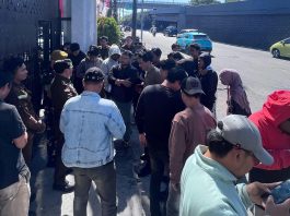 Demo di Kejati Sulsel, KPJ Desak Dugaan Gratifikasi Kasus Sabbang-Tallang Diusut, Seret Wabup Gowa FOTO: Sejumlah mahasiswa yang tergabung dalam Koalisi Parlemen Jalanan (KPJ) Melakukan aksi unjuk rasa di depan Kejaksaan Tinggi Sulawesi Selatan (19/08/2026). (ist)
