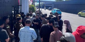 Demo di Kejati Sulsel, KPJ Desak Dugaan Gratifikasi Kasus Sabbang-Tallang Diusut, Seret Wabup Gowa FOTO: Sejumlah mahasiswa yang tergabung dalam Koalisi Parlemen Jalanan (KPJ) Melakukan aksi unjuk rasa di depan Kejaksaan Tinggi Sulawesi Selatan (19/08/2026). (ist)