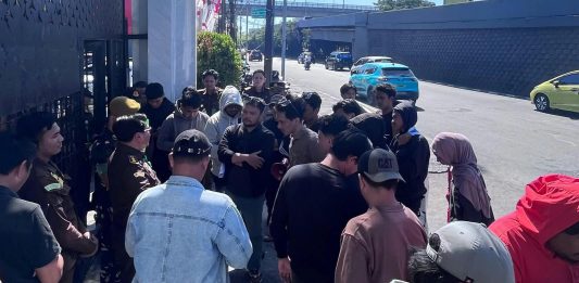 Demo di Kejati Sulsel, KPJ Desak Dugaan Gratifikasi Kasus Sabbang-Tallang Diusut, Seret Wabup Gowa FOTO: Sejumlah mahasiswa yang tergabung dalam Koalisi Parlemen Jalanan (KPJ) Melakukan aksi unjuk rasa di depan Kejaksaan Tinggi Sulawesi Selatan (19/08/2026). (ist)