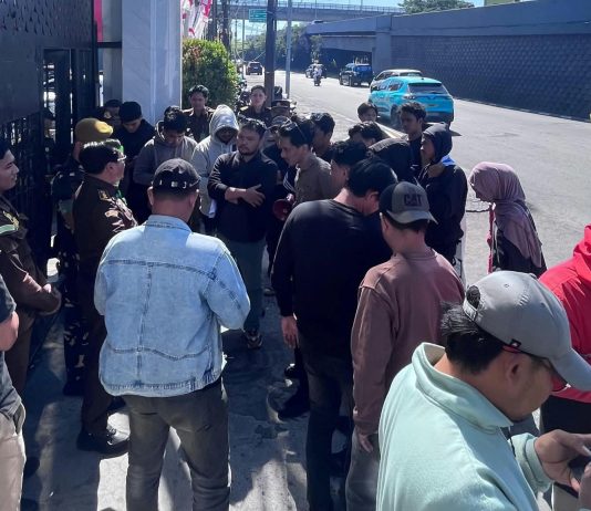 Demo di Kejati Sulsel, KPJ Desak Dugaan Gratifikasi Kasus Sabbang-Tallang Diusut, Seret Wabup Gowa FOTO: Sejumlah mahasiswa yang tergabung dalam Koalisi Parlemen Jalanan (KPJ) Melakukan aksi unjuk rasa di depan Kejaksaan Tinggi Sulawesi Selatan (19/08/2026). (ist)