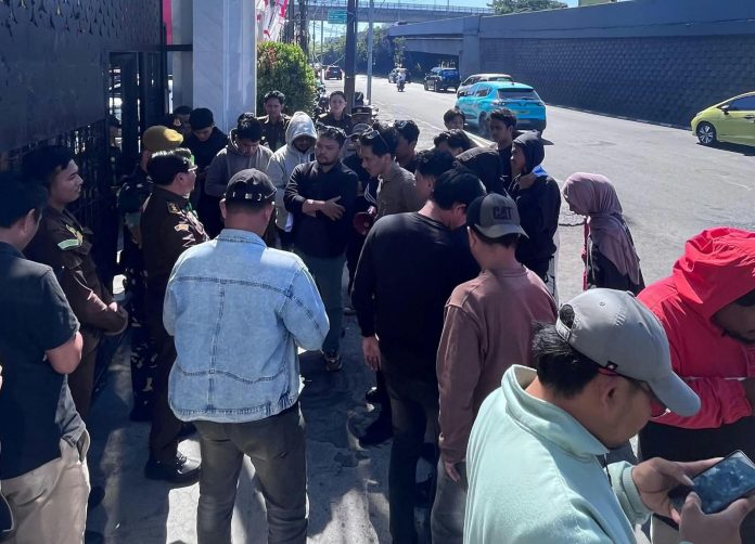 FOTO: Sejumlah mahasiswa yang tergabung dalam Koalisi Parlemen Jalanan (KPJ) Melakukan aksi unjuk rasa di depan Kejaksaan Tinggi Sulawesi Selatan (19/08/2026). (ist)
