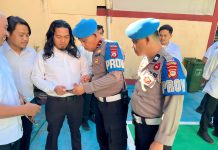 Tertibkan Personel, Kapolsek Sasar HP Milik Anggota Polsek Panakkukang FOTO: Polsek Panakkukang laksanakan penegakan ketertiban dan kedisiplinan Personel yang dipimpin oleh Kapolsek Panakkukang KOMPOL Hj. Ema Ratna, AR, S.H didampingi Kasi Propam Polsek Panakkukang IPDA Patta Duni. (Ist)