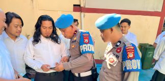 Tertibkan Personel, Kapolsek Sasar HP Milik Anggota Polsek Panakkukang FOTO: Polsek Panakkukang laksanakan penegakan ketertiban dan kedisiplinan Personel yang dipimpin oleh Kapolsek Panakkukang KOMPOL Hj. Ema Ratna, AR, S.H didampingi Kasi Propam Polsek Panakkukang IPDA Patta Duni. (Ist)