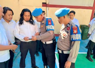 Tertibkan Personel, Kapolsek Sasar HP Milik Anggota Polsek Panakkukang FOTO: Polsek Panakkukang laksanakan penegakan ketertiban dan kedisiplinan Personel yang dipimpin oleh Kapolsek Panakkukang KOMPOL Hj. Ema Ratna, AR, S.H didampingi Kasi Propam Polsek Panakkukang IPDA Patta Duni. (Ist)