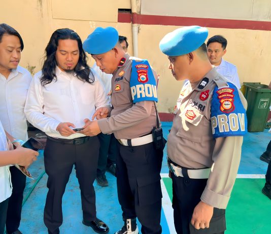 Tertibkan Personel, Kapolsek Sasar HP Milik Anggota Polsek Panakkukang FOTO: Polsek Panakkukang laksanakan penegakan ketertiban dan kedisiplinan Personel yang dipimpin oleh Kapolsek Panakkukang KOMPOL Hj. Ema Ratna, AR, S.H didampingi Kasi Propam Polsek Panakkukang IPDA Patta Duni. (Ist)