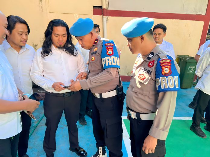 FOTO: Polsek Panakkukang laksanakan penegakan ketertiban dan kedisiplinan Personel yang dipimpin oleh Kapolsek Panakkukang KOMPOL Hj. Ema Ratna, AR, S.H didampingi Kasi Propam Polsek Panakkukang IPDA Patta Duni. (Ist)