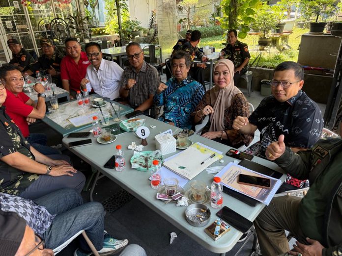 FOTO: Panitia Musda X PPM Sulsel saat menggelar rapat pembahasan pelaksanaan musyawarah daerah himpunan keluarga besar pejuang kemerdekaan RI di Sulawesi Selatan. (Ist) FOTO: Panitia Musda X PPM Sulsel saat menggelar rapat pembahasan pelaksanaan musyawarah daerah himpunan keluarga besar pejuang kemerdekaan RI di Sulawesi Selatan. (Ist)