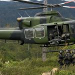 Veteran Mapenduma: Dibutuhkan Pasukan Elit untuk Selamatkan 9 Warga yang Diculik KKB FOTO: Pasukan TNI saat melakukan operasi di pelosok Papua, Helikopter jadi transportasi untuk mengangkut kebutuhan logistik dan personel di wilayah operasi.(ist)