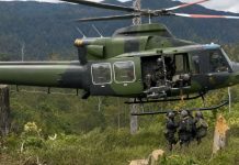 Veteran Mapenduma: Dibutuhkan Pasukan Elit untuk Selamatkan 9 Warga yang Diculik KKB FOTO: Pasukan TNI saat melakukan operasi di pelosok Papua, Helikopter jadi transportasi untuk mengangkut kebutuhan logistik dan personel di wilayah operasi.(ist)