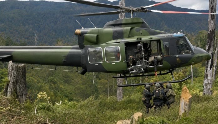 FOTO: Pasukan TNI saat melakukan operasi di pelosok Papua, Helikopter jadi transportasi untuk mengangkut kebutuhan logistik dan personel di wilayah operasi.(ist)