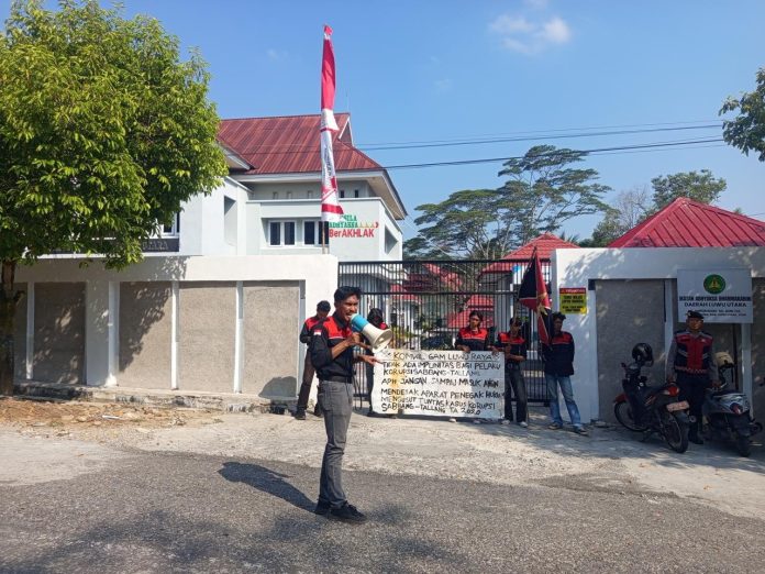FOTO: GAM menggelar aksi unjuk rasa di depan kantor Kejaksaan Negeri (Kejari) Luwu Utara di Jl. Kasimbong, Kecamatan Masamba, Luwu, Sulawesi Selatan. Jum'at, (21/08/2026). FOTO: GAM menggelar aksi unjuk rasa di depan kantor Kejaksaan Negeri (Kejari) Luwu Utara di Jl. Kasimbong, Kecamatan Masamba, Luwu, Sulawesi Selatan. Jum'at, (21/08/2026).