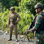 Dandim Mimika Kirim Satu Pleton Satgas untuk Kejar OPM Pelaku Penyanderaan 9 Warga Distrik Jila FOTO: Anggota TNI/Polri melaksanakan tugas pengamanan wilayah di daerah pelosok Papua. (Ist)