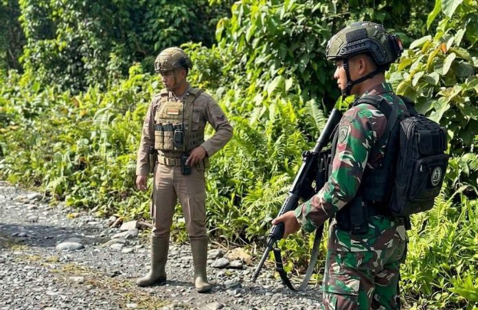 FOTO: Anggota TNI/Polri melaksanakan tugas pengamanan wilayah di daerah pelosok Papua. (Ist) FOTO: Anggota TNI/Polri melaksanakan tugas pengamanan wilayah di daerah pelosok Papua. (Ist)