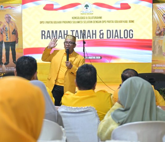 Fashar: Pak IAS tak Pernah Lelah Bergerak untuk Besarkan Golkar di Sulsel FOTO: Ketua DPD I Partai Golkar Sulsel, Ilham Arief Sirajuddin (IAS), saat melakukan konsolidasi bersama ribuan kader dari 27 Kecamatan se Kabupaten Bone, di Sekertariat DPD II Partai Golkar Kabupaten Bone, Jumat, 21 Agustus 2026.
