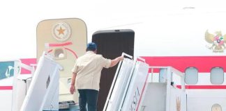 Presiden Terbang ke Kalimantan Pimpin Langsung Penanganan Karhutla di 4 Provinsi FOTO: Presiden Prabowo Subianto saat menunju pesawat kepresidenan di Halim Perdanakusuma menuju ke Kalimantan, Sabtu (22/2026). (Dok.Seskab)