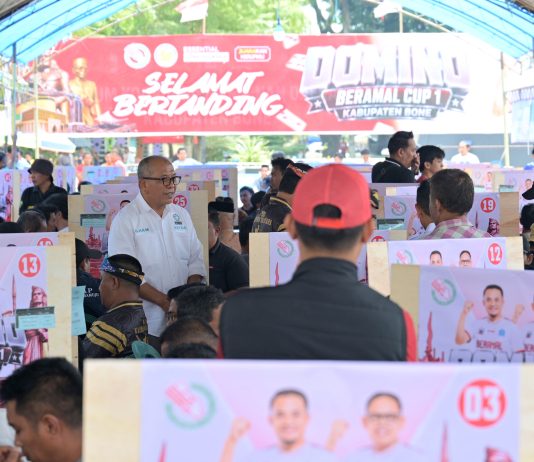 Diikuti Ratusan Pasangan Peserta, IAS – Andi Akmal Buka Turnamen Domino BERAMAL Cup I di Bone FOTO: Ketua Pengurus Provinsi (Pengprov) Perkumpulan Olahraga Domino (PORDI), Ilham Arief Sirajuddin membuka turnamen BERAMAL Cup I. Turnamen ini Dipusatkan di lapangan merdeka kota Bone, Sabtu Minggu, 22-23 Agustus 2026.