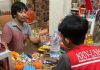 Mahasiswa KKN Unhas Gelombang 116 Gelar Program “UMKM Go Digital FOTO: Farhat Darma Mahasiswa Kuliah Kerja Nyata (KKN) Gelombang 116 Universitas Hasanuddin melaksanakan program kerja unggulan bertajuk "UMKM Go Digital" (UGD) di Kelurahan Kanyuara, Kecamatan Watang Sidenreng, Kabupaten Sidrao, Senin 27 Juli 2026.
