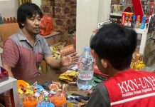 Mahasiswa KKN Unhas Gelombang 116 Gelar Program “UMKM Go Digital FOTO: Farhat Darma Mahasiswa Kuliah Kerja Nyata (KKN) Gelombang 116 Universitas Hasanuddin melaksanakan program kerja unggulan bertajuk "UMKM Go Digital" (UGD) di Kelurahan Kanyuara, Kecamatan Watang Sidenreng, Kabupaten Sidrao, Senin 27 Juli 2026.
