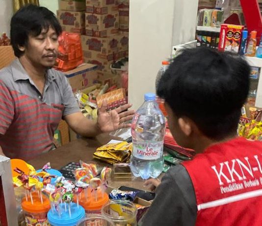 Mahasiswa KKN Unhas Gelombang 116 Gelar Program “UMKM Go Digital FOTO: Farhat Darma Mahasiswa Kuliah Kerja Nyata (KKN) Gelombang 116 Universitas Hasanuddin melaksanakan program kerja unggulan bertajuk "UMKM Go Digital" (UGD) di Kelurahan Kanyuara, Kecamatan Watang Sidenreng, Kabupaten Sidrao, Senin 27 Juli 2026.