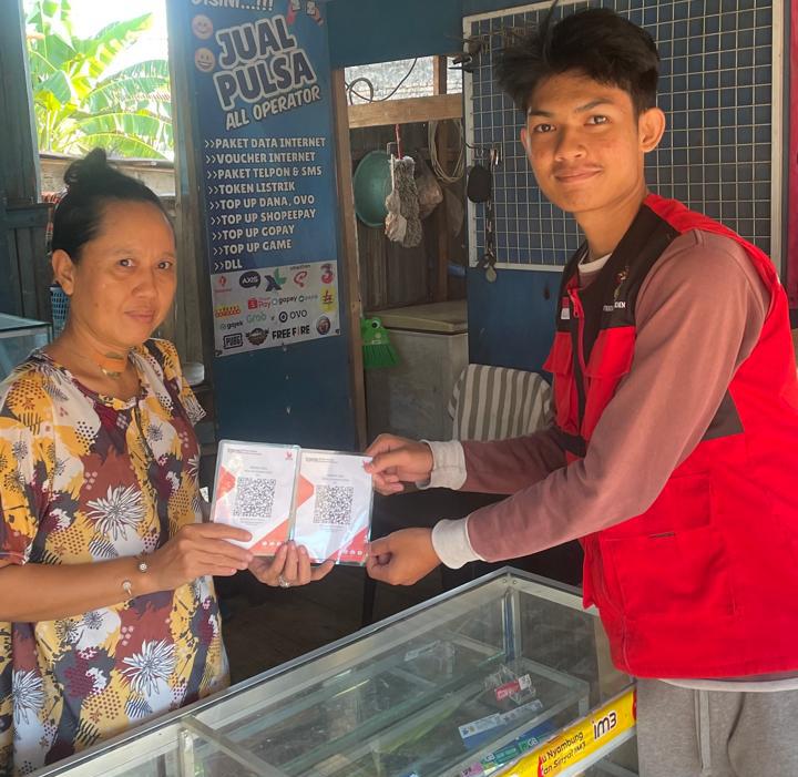 FOTO: Farhat Darma Mahasiswa Kuliah Kerja Nyata (KKN) Gelombang 116 Universitas Hasanuddin melaksanakan program kerja unggulan bertajuk "UMKM Go Digital" (UGD) di Kelurahan Kanyuara, Kecamatan Watang Sidenreng, Kabupaten Sidrao, Senin 27 Juli 2026.