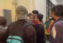 Gowa Memanas Ruangan Kerja Bupati Digedor Pria Berbaju Preman FOTO: Hasil tangkapan layar aksi sekelompok pria berbaju preman menggedor ruangan kerja Bupati Gowa. Senin (24/8/2026)