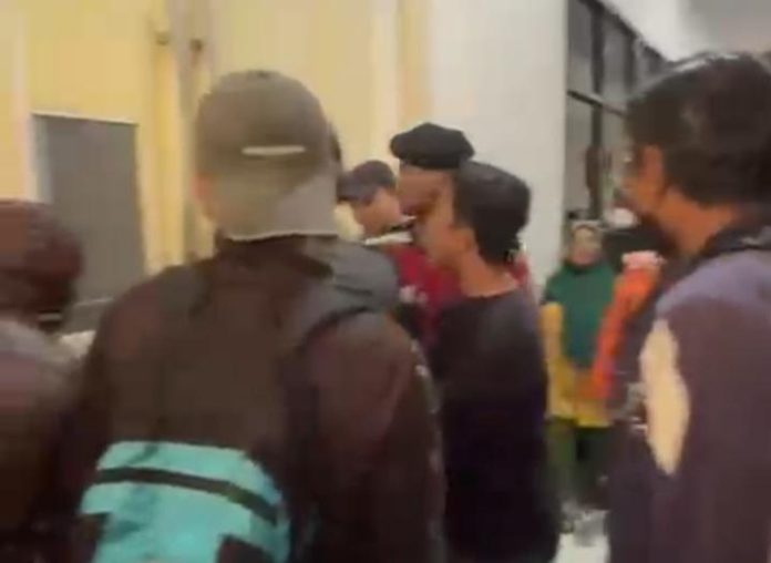 FOTO: Hasil tangkapan layar aksi sekelompok pria berbaju preman menggedor ruangan kerja Bupati Gowa. Senin (24/8/2026)