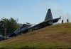 Pesawat Tempur Sukhoi Tergelincir di Bibir Landasan ini Penjelasan Dispenau FOTO: Satu unit pesawat tempur Sukhoi Su-30MK2 yang bermarkas di Lanud Hasanuddin Makassar tergelincir di ujung landasan pacu pesawat. Senin (24/8/2206). (ist)