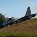 Pesawat Tempur Sukhoi Tergelincir di Bibir Landasan ini Penjelasan Dispenau FOTO: Satu unit pesawat tempur Sukhoi Su-30MK2 yang bermarkas di Lanud Hasanuddin Makassar tergelincir di ujung landasan pacu pesawat. Senin (24/8/2206). (ist)