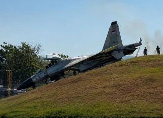 Pesawat Tempur Sukhoi Tergelincir di Bibir Landasan ini Penjelasan Dispenau FOTO: Satu unit pesawat tempur Sukhoi Su-30MK2 yang bermarkas di Lanud Hasanuddin Makassar tergelincir di ujung landasan pacu pesawat. Senin (24/8/2206). (ist)