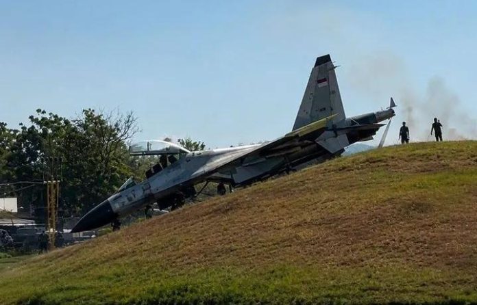 FOTO: Satu unit pesawat tempur Sukhoi Su-30MK2 yang bermarkas di Lanud Hasanuddin Makassar tergelincir di ujung landasan pacu pesawat. Senin (24/8/2206). (ist)