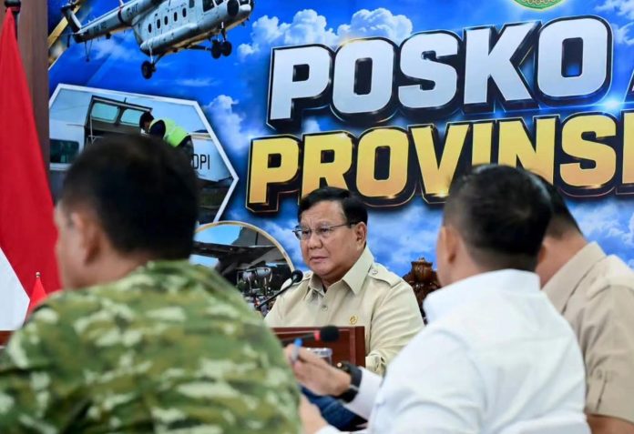 FOTO: Presiden Prabowo Subianto memimpin rapat penanganan kebakaran hutan dan lahan (karhutla) di Posko Aju Provinsi Riau, Kota Pekanbaru pada Senin, 24 Agustus 2026. (Dok Seskab)
