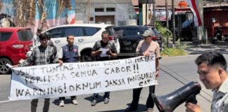 Unras di Kejari: Desak Periksa Pejabat Pemkot Proses Awal Dana Hibah KONI Makassar dan Ketua Cabor FOTO: Aliansi Pemuda Anti Korupsi (APAK) bersama Gerakan Revolusi Hukum (GRH) kembali mendatangi Kejaksaan Negeri Makassar pada Senin siang (24/8/2026). (Ist)