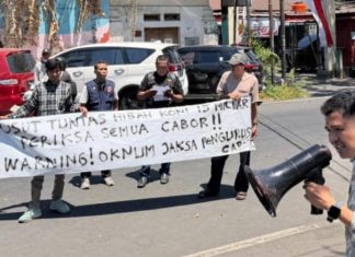 Unras di Kejari: Desak Periksa Pejabat Pemkot Proses Awal Dana Hibah KONI Makassar dan Ketua Cabor FOTO: Aliansi Pemuda Anti Korupsi (APAK) bersama Gerakan Revolusi Hukum (GRH) kembali mendatangi Kejaksaan Negeri Makassar pada Senin siang (24/8/2026). (Ist)