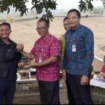 Kementan Dukung Bone Perkuat Bibit Sapi Bali, Produktivitas Jadi Fokus FOTO: Bupati Bone Andi Asman Sulaiman mempelajari langsung sistem pembibitan sapi Bali di Balai Pembibitan Ternak Unggul dan Hijauan Pakan Ternak (BPTU-HPT) Denpasar di Jembrana, Bali, Jumat (21/8/2026).