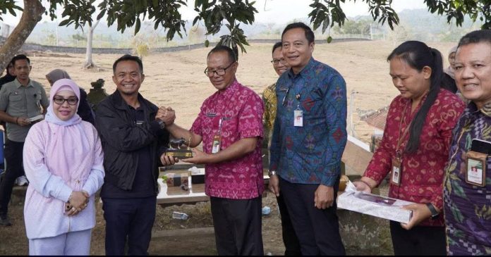 FOTO: Bupati Bone Andi Asman Sulaiman mempelajari langsung sistem pembibitan sapi Bali di Balai Pembibitan Ternak Unggul dan Hijauan Pakan Ternak (BPTU-HPT) Denpasar di Jembrana, Bali, Jumat (21/8/2026).
