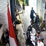 Dapat Ancaman Fisik, Wartawan Resmi Laporkan ke Polrestabes Makassar FOTO: Tiga orang pelaku terekam CCTV saat mendatangi rumah pewarta. (Ist)
