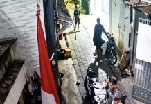 Dapat Ancaman Fisik, Wartawan Resmi Laporkan ke Polrestabes Makassar FOTO: Tiga orang pelaku terekam CCTV saat mendatangi rumah pewarta. (Ist)