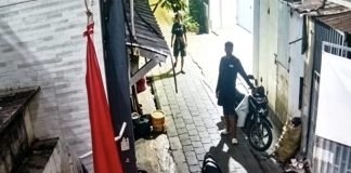 Dapat Ancaman Fisik, Wartawan Resmi Laporkan ke Polrestabes Makassar FOTO: Tiga orang pelaku terekam CCTV saat mendatangi rumah pewarta. (Ist)